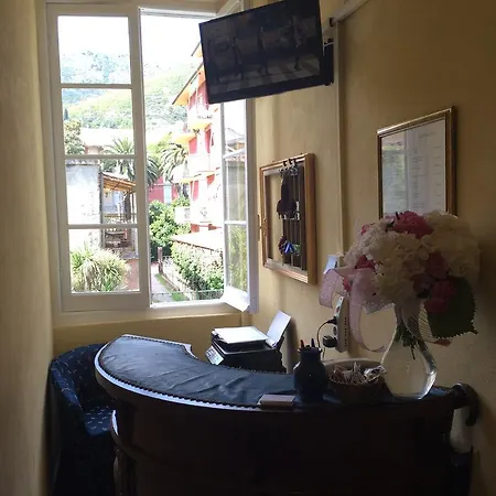 Hotel Lyric *