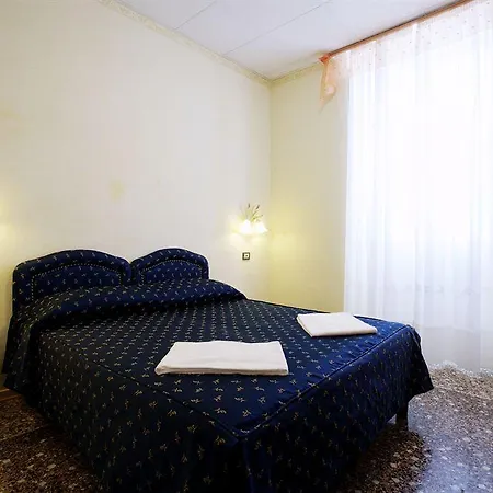 Lyric Hotel *