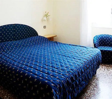 Lyric Hotel *
