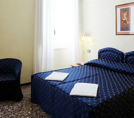 Lyric Hotel *