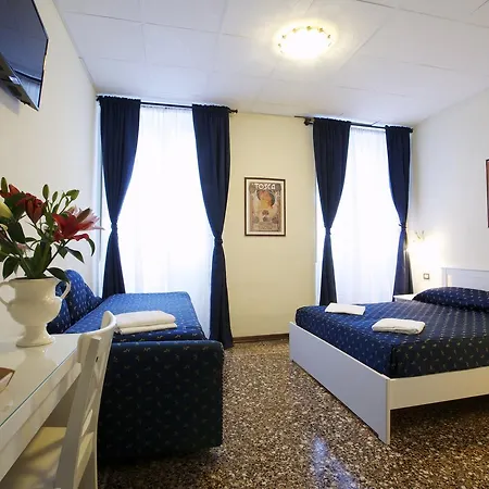 Hotel Lyric *