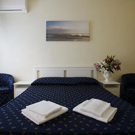 Lyric Hotel *