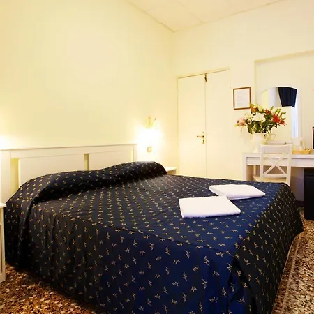 Hotel Lyric *