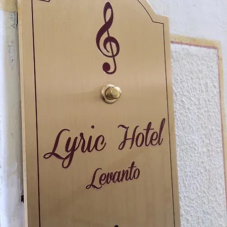 Hotel Lyric *